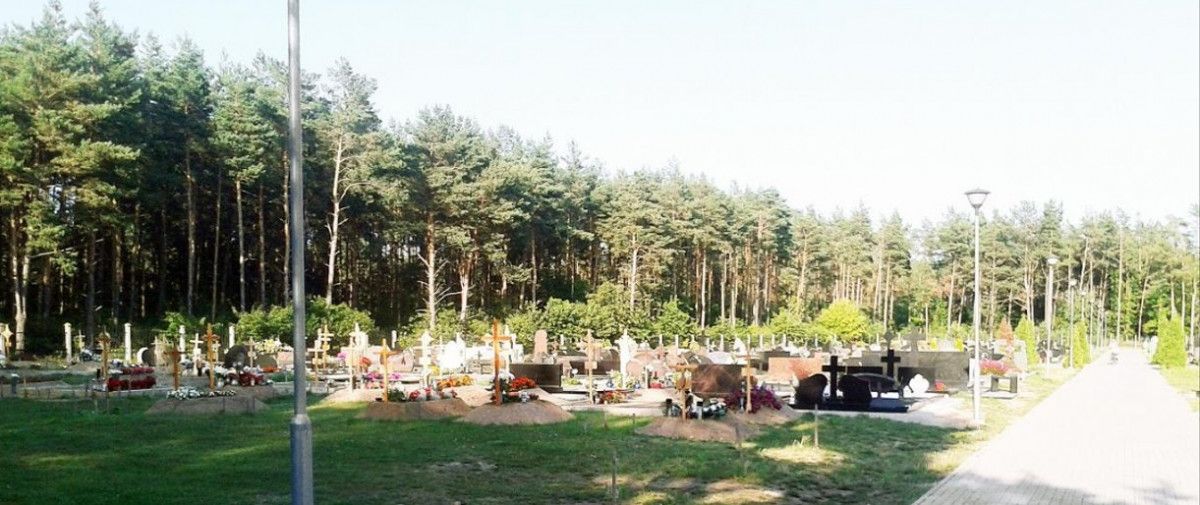 Miesto kapinėse įjungtas apšvietimas