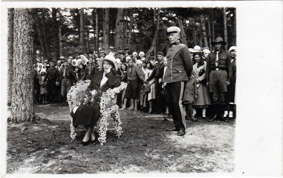 Fotoatvirukas. Grupinė nuotrauka. Skautų sąskrydis Palangoje. Pirmoji Lietuvos valstybės dama Sofija Chodakauskaitė-Smetonienė (priekyje) sąskrydžio stovykloje. 1933.VIII. Trakų istorijos muziejaus rinkiniai, TIM F 12077.