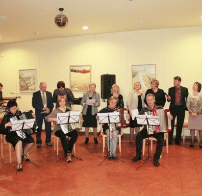 „O klasėje atrodys taip, kaip ir buvę, seni suolai eilėm, juoda lenta...“ – kartu su Senosios gimnazijos mokytojais dainavo buvę moksleiviai ir šventės svečiai.