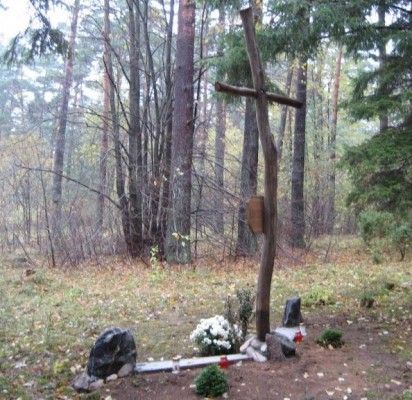 Kunigiškių senkapio vietą pažymi kryžius, statytas 2009 m. M. Ramanauskienės nuotr.