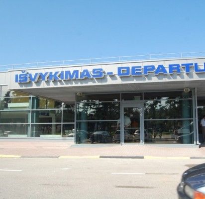 Išvengti plėšikaujančių aerouosto taksistų – ristute iš lėktuvo į autobusą. Jei tik spėsi!