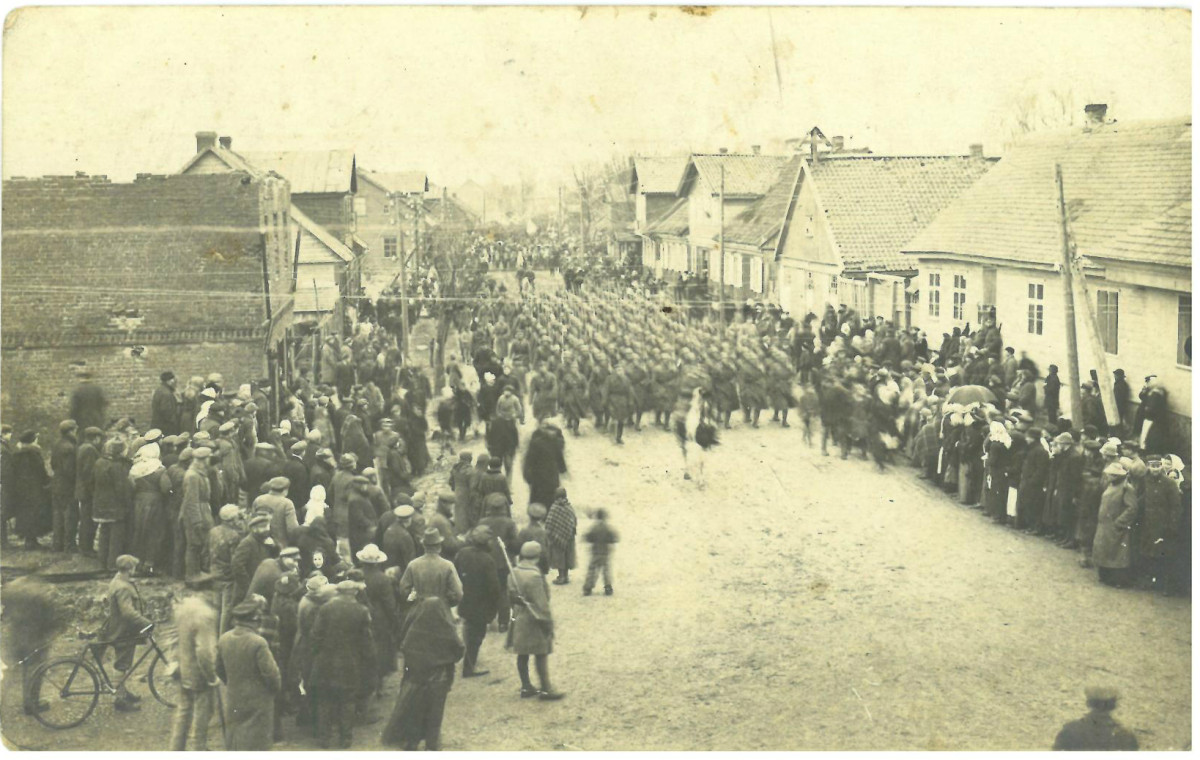 Lietuvos kariuomenės daliniai įžygiuoja į Palangą. Fotografijos aut. Paulina Mongirdaitė, 1921 03 31