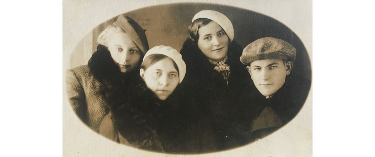 Dėl šios nuotraukos 1937 m. gruodžio 12 d. salantiškiams teko vykti į Mosėdį. Antra iš kairės – Kotryna Beniušytė. Malkos Sekolektoraitės nuotr. Ši ir visos kitos nuotraukos – iš K. Beniušytės rinkinio