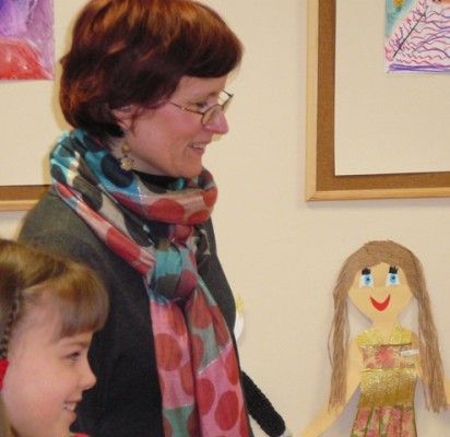„Ką jūs, mokytoja Rasa, mes jūsų labai pasiilgom“, – choru „atsivynioja“ vaikų – dailininkų balsai, o vyresnioji mokytoja, dailę studijavusi Rasa Užpelkytė atlaidžiai šypsosi.