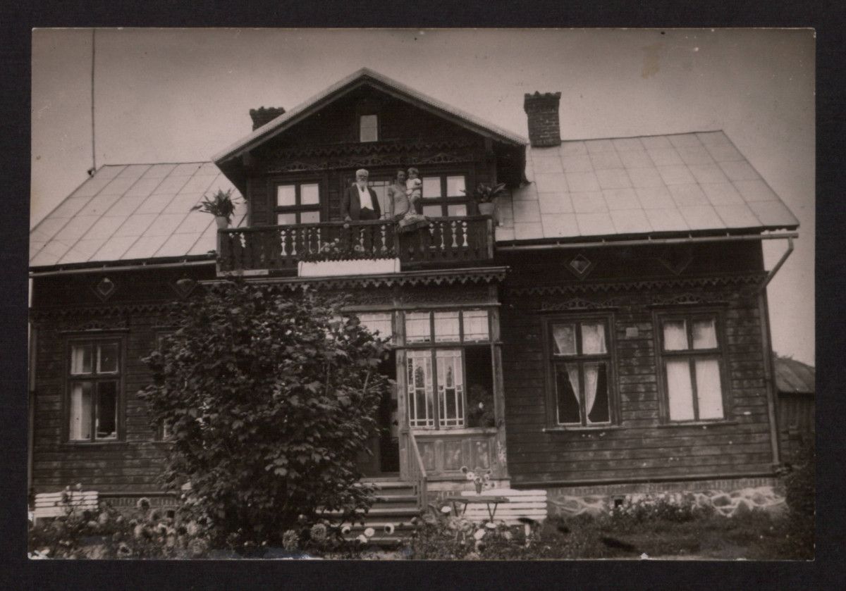 Jonas, Grasilda ir Vytautas Šliūpai Palangoje, vilos balkone