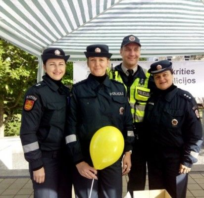 Šventės komisija policijos pareigūnų stalą įvertino kaip originaliausią ir įteikė šventės pavadinimą simbolizuojančią atminimo dovanėlę. Palangos PK nuotr.