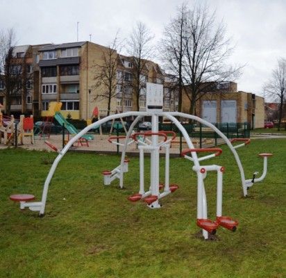 Palangoje plečiamos sporto erdvės – įrengiami lauko treniruokliai