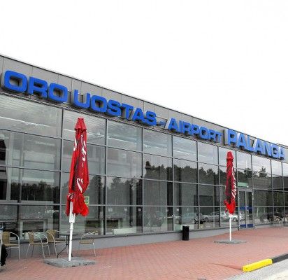 Lėktuve sugalvojusį parūkyti girtą šilališkį Palangos oro uoste sulaikė pasieniečiai. VSAT nuotr.