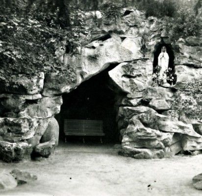 1899-1901 m. grafas Feliksas, paskatintas žmonos, pagal Prancūzijos Lurdo grotos pavyzdį įrengė Birutės parko Lurdą.