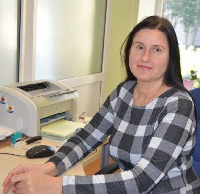 Buhaltere-kasininke UAB „Palangos komunalinis ūkis“ du dešimtmečius dirbanti Renata Bučmienė neįsivaizduoja savęs nei kitame mieste, nei kitoje darbovietėje.