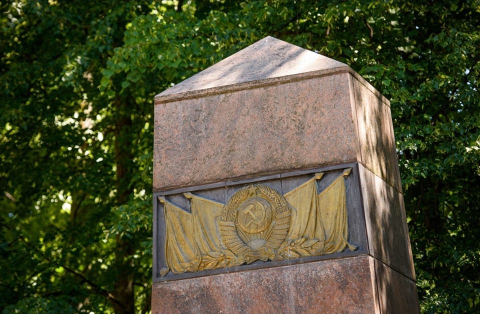 Palangos miesto savivaldybės taryba ketvirtadienį apsispręs dėl obelisko su sovietine simbolika demontavimo, bet karių palaikai nebus iškelti