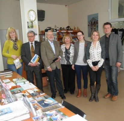 Svečiai iš Simrishamno „Lions“ klubo A. G. Andersson bei H. W. Lundgren (antras ir trečias iš kairės) kartu su R. Trautmanu apsilankė ir Palangos TIC.