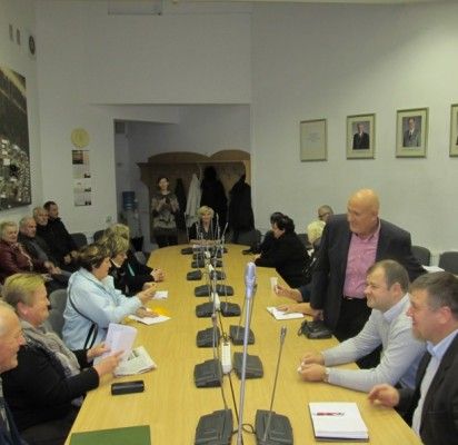 Į susitikimą su miesto valdžios atstovais susirinko nemenkas būrys Senbuvių bendruomenės narių.