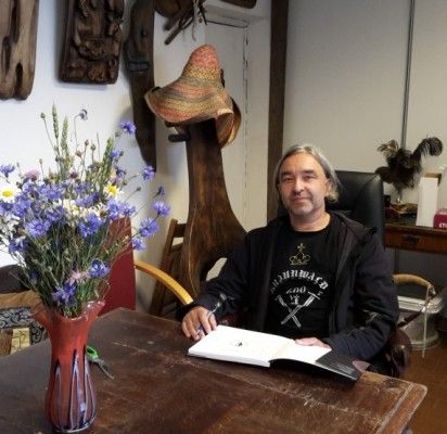 Jaunystės metais baigęs muzikos ir teatro akademiją, įgijęs muziko atlikėjo profesiją,L.Žulkus tikėjo,jog muzika taps jo pragyvenimo šaltiniu,o menai „ateis“ kaip hobis – išėjo priešingai.