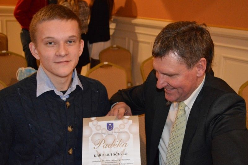 Geriausias ir šių metų Palangos sporto centro sportininkas, lengvaatletis Karolis Ščiglo, „sumušęs“ prieš 40 metų A. Sendrausko (dešinėje) pasiektą Senosios gimnazijos šuolio į aukštį rekordą.