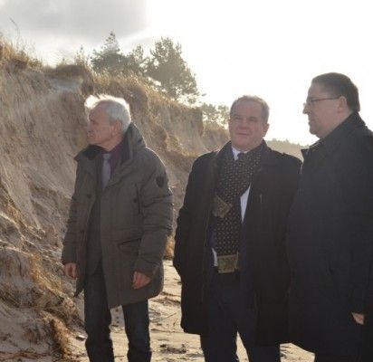 K. Skierus, K. Trečiokas ir Š. Vaitkus apžiūrėjo labiausiai nukentėjusius Palangos paplūdimių ruožus.