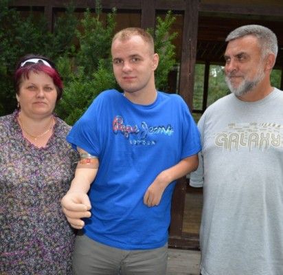 Martyno Girulio (centre) džiaugsmu dėl bioninės rankos dalijasi jo mama Danguolė ir Švedijos humanitarinės organizacijos atstovas Lietuvoje Tomas Girčius.