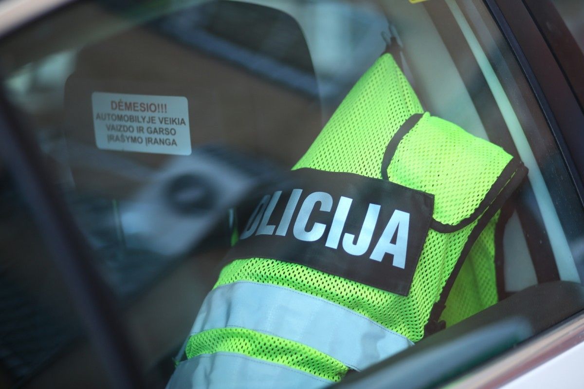 Policija įspėja: neįsileiskite į namus apsimetėlių specialistų, siūlančių dezinfekuoti namus