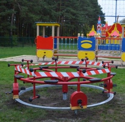 Originali karuselė suksis minant panašius į dviračio pedalus.