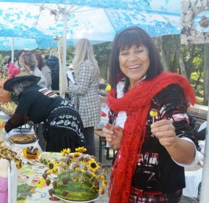 „Šeimininkių šeimininkės 2013” titulą pelniusi D. Kunčienė vaišino iš moliūgų padarytais ir šokoladu aplietais čiulpinukais.