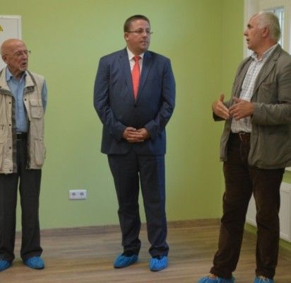 Vilos „Anapilio“ atnaujintas patalpas aprodė meras Š. Vaitkus, UAB „Pamario restauratorius“ direktoriaus pavaduotojas statybai A. Zokaitis ir Palangos kurorto muziejaus direktorius J. Liachovičius.