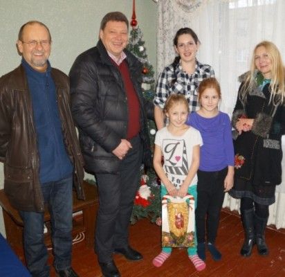 Kūčių išvakarėse Palangos Rotary klubas įteikė dovanų penkioms šeimoms.