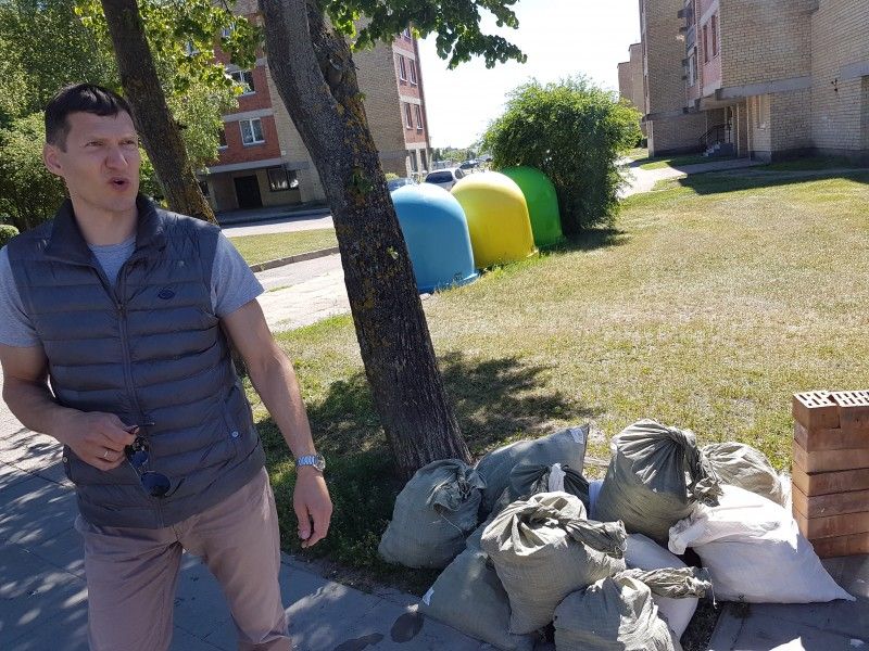 Į Viešosios tvarkos skyrių paskambinęs UAB „Palangos komunalinis ūkis“ vadybininkas Redas Skudikis pranešė apie neteisėtai prie atliekų konteinerio maišuose sukrautą statybinį laužą.