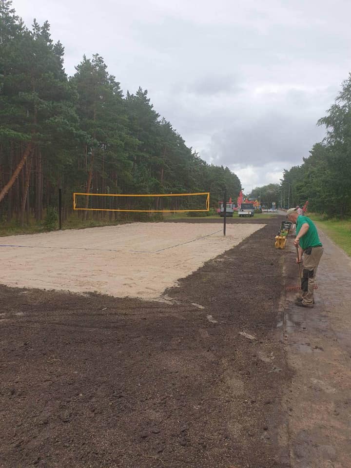 Prie vaikų žaidimų parko, kitoje dviračių tako pusėje, Palangos komunalininkai įrengė tinklinio aikštelę (FOTOINFORMACIJA)