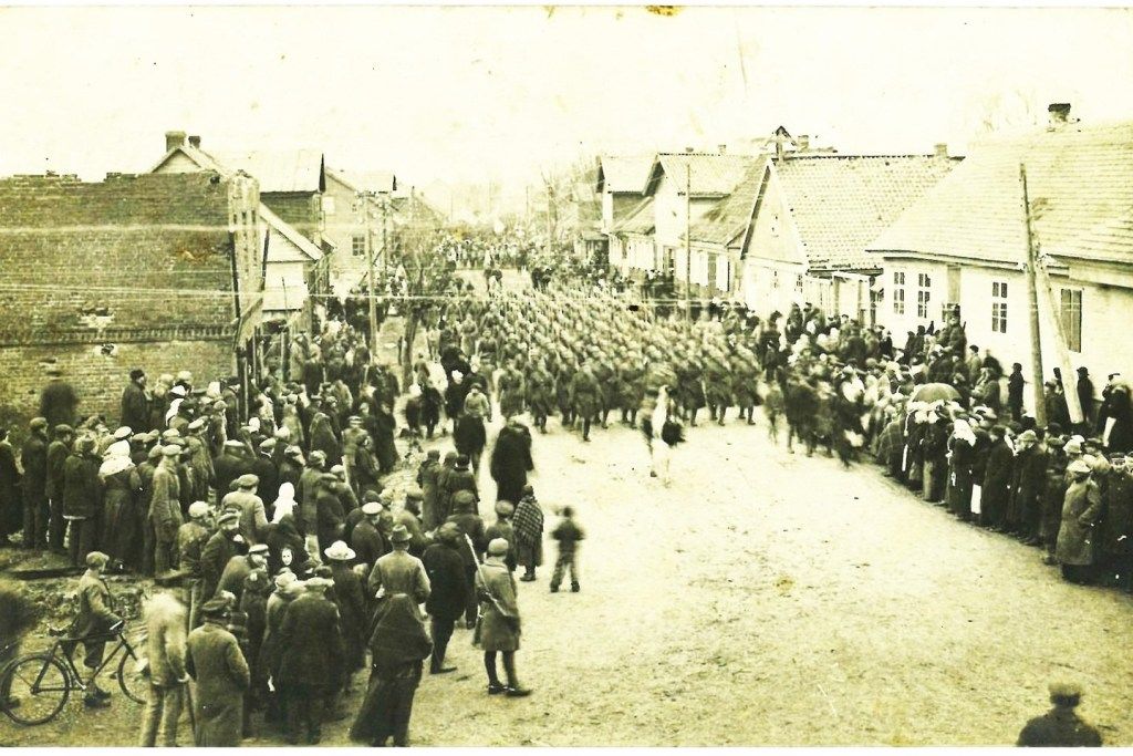 Lieuvos kariuomenės kariai 1921 m. kovo 31 d. įžygiuoja į Palangą. Archyvo nuotr.