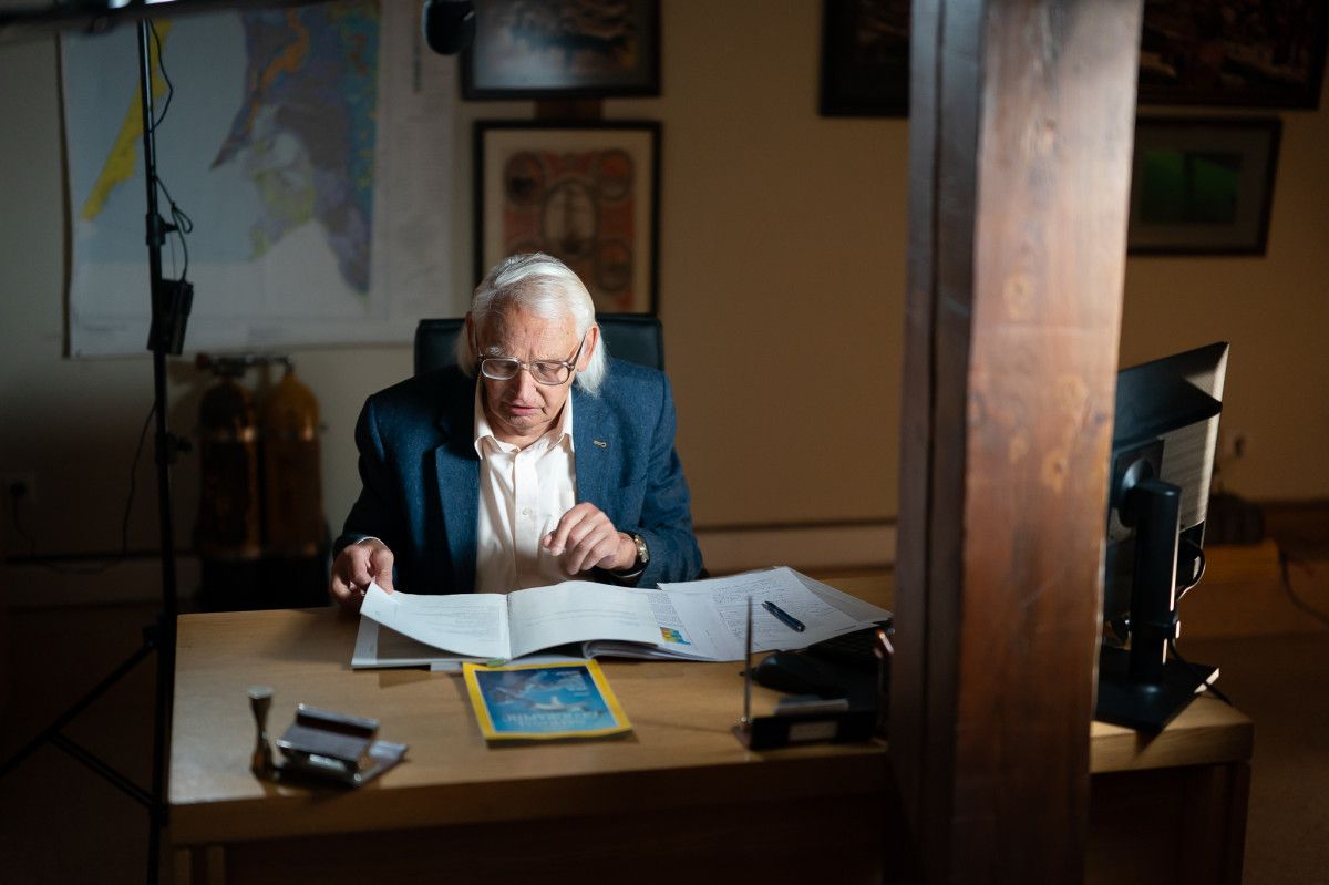 Filmo pagrindinis herojus – akademikas prof. habil. dr. Vladas Žulkus, Lietuvos povandeninės archeologijos pradininkas, buvęs KU rektorius