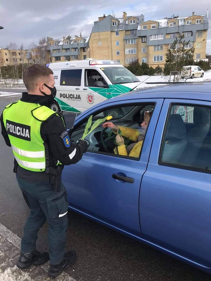 Palangos meras Šarūnas Vaitkus ir policininkai vyrai sveikino moteris su Kovo 8-ąja (FOTO GALERIJA)