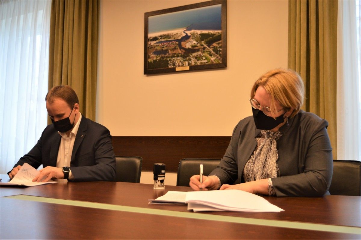 Sutartį pasirašė Palangos miesto savivaldybės administracijos direktorė Akvilė Kilijonienė ir UAB „Plungės lagūna“ vykdomasis direktorius Povilas Batavičius