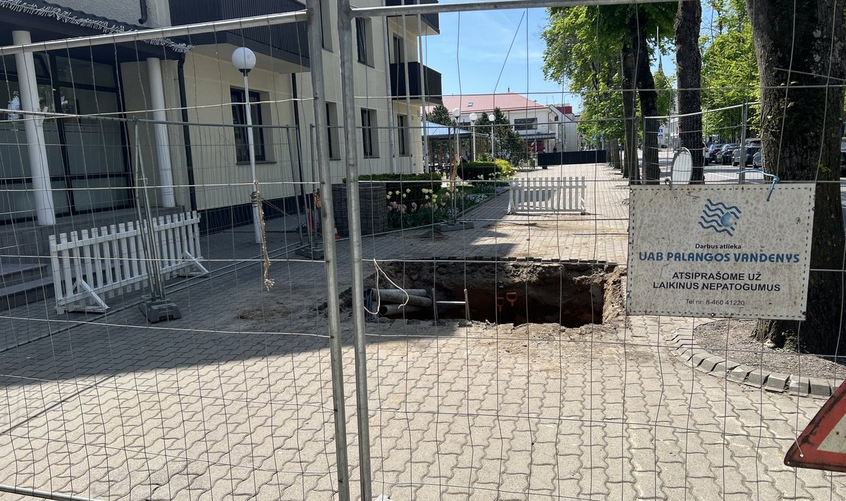 Įgriuva prie Palangos miesto savivaldybės. FOTO: JURGA GRIGIENĖ | DELFI