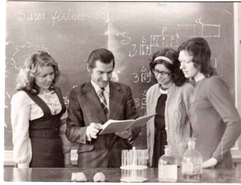 Studentės praktikantės Meilė Bukytė (dabar Gimnazijoje dirbanti chemijos mokytoja), R. Budrikaitė, mokytojas A. Želvys, L. Šidlauskaitė (vėliau pradėjusi dirbti Palangos „Baltijos“ pagrindinėje mokykloje) ir R. Piskarskienė. 1983 m.