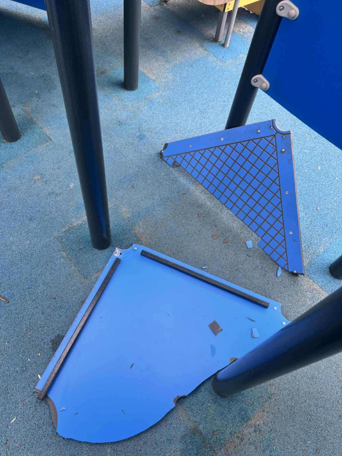 15 metų paauglys sulaužė neįgaliųjų vaikams skirtą aikštelės dalį Baltijos stadione
