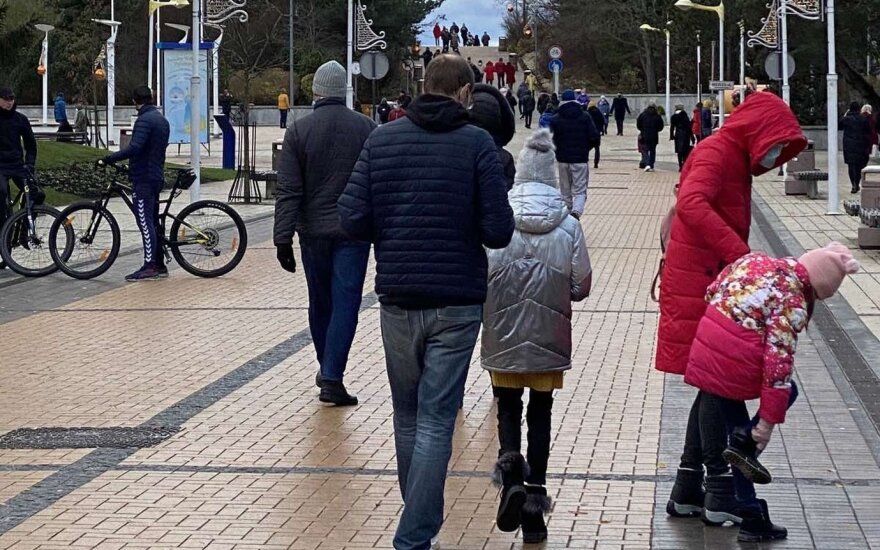 Minios žmonių – ne tik prie eglučių: į Palangą savaitgalį plūdo poilsiautojai