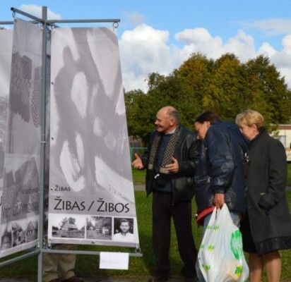 Projekto „Šventosios žemės atminties ženklai“ meninė kompozicija, kurią rengė A. Bukauskienė, primena senąsias, net 17 a. siekiančias šventojiškių gimines, kurių palikuonys čia gyvena ir šiandien.