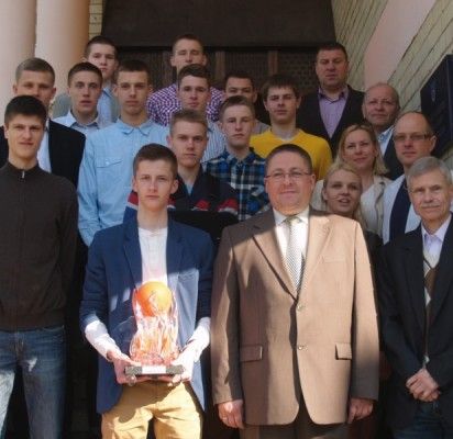Gegužės keturioliktąją auksinę jaunimo komandą sveikino miesto vadovai.