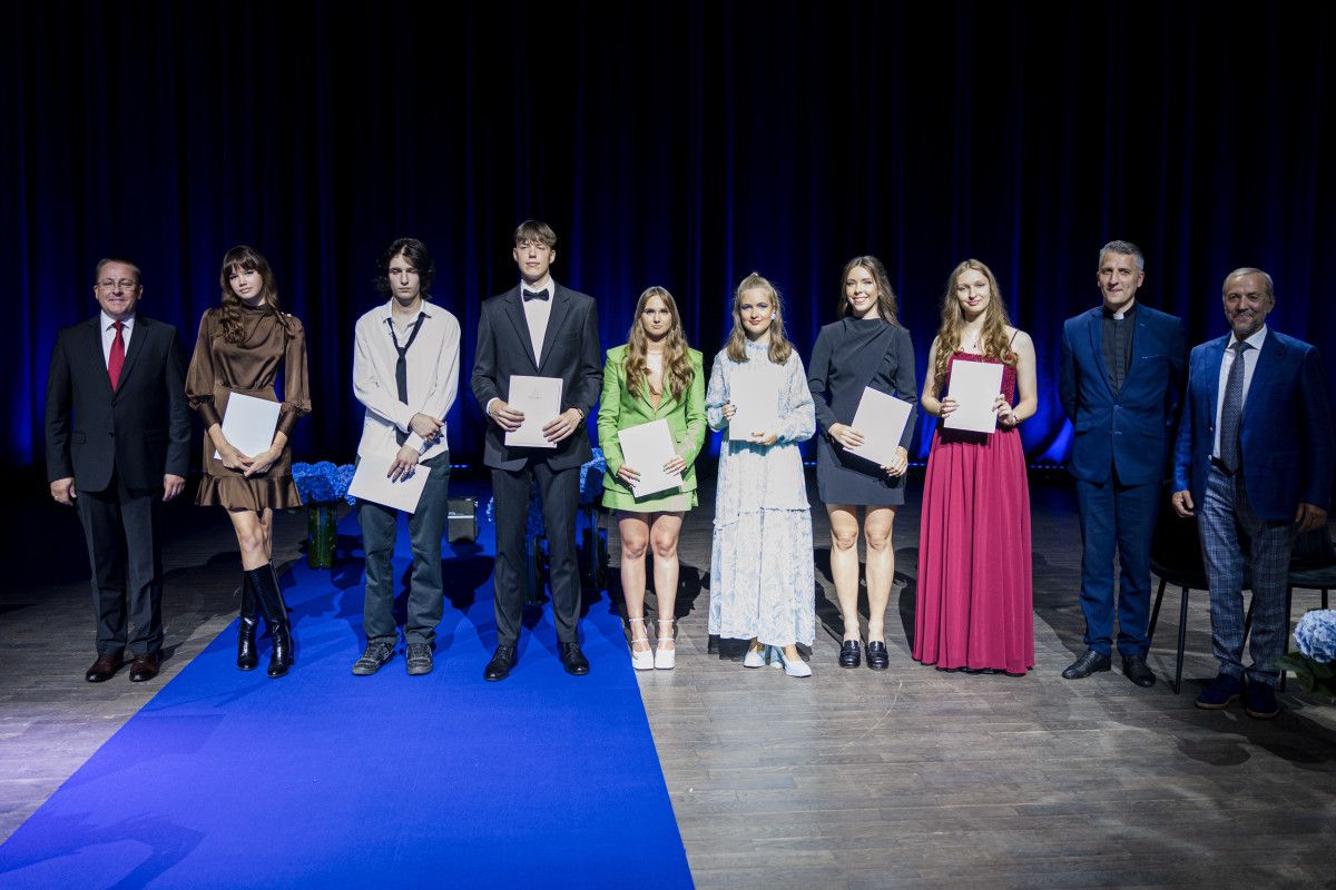 Palangos meras Šarūnas Vaitkus ir šimtukais egzaminus išlaikę V. Kaunaitė, M. P. Sausaitis, A. Miežetis, K. Lušytė, M. Svetickaitė, J. Kurlytė, V. Šalkauskytė, klebonas Kęstutis Balčiūnas ir Gimnazijos direktorius L. Šidlauskas.