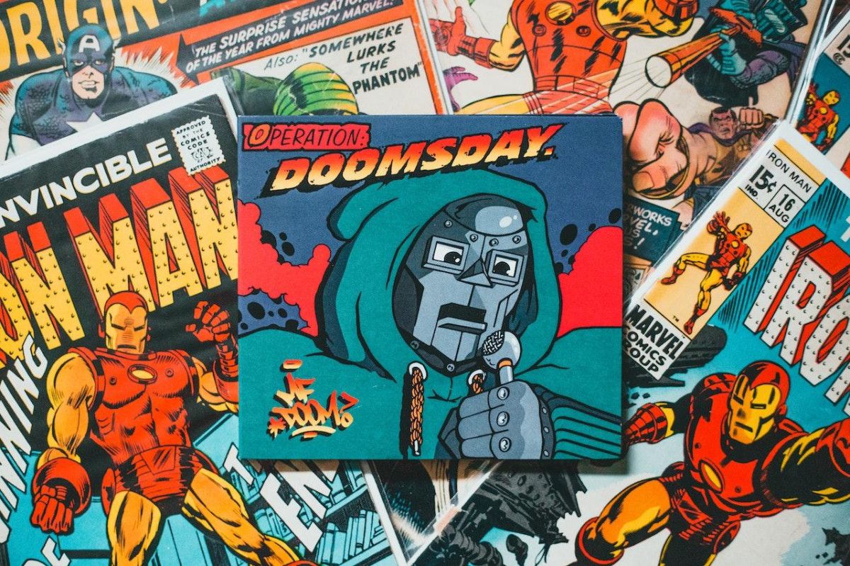 https://www.pexels.com/photo/colorful-comics-covers-7809123/