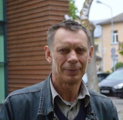 „Reikalauju, kad jau pastatytos skulptūros būtų nukeltos nuo kalno ir paskelbtas viešas konkursas joms išdrožti,“- teigė į redakciją užėjęs V. Vaičiūnas, gyvenantis Vydmantuo