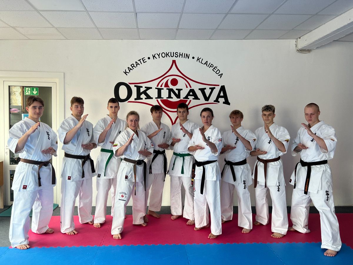 Sporto klubo „Okinava“ vyresniųjų narių komanda: Enrikas Puceta, Gustas Razma, Kajus Malinen, Diana Mačiūtė, Paulius Zibalis, Arsenij Djakov, Kristina Basova, Tautvydas Rutė, Nikas Kvasys, Matas Sasnauskas.