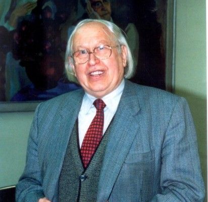 Lietuvoje gerbiamas darbštuolis, sąžiningas kūrybinio „žingsnio“ Bičiulis, Klaipėdos miesto ir Šakių rajono Garbės pilietis Bernardas Aleknavičius.