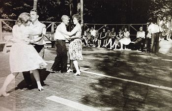 Šokiai parko vasaros estradoje antrąją Marytės ir Antano Tamašauskų vestuvių dieną 1964 m. liepos 19 d. M. Tamašauskienės archyvas