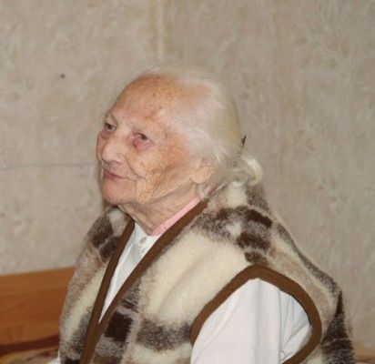 „Kaip smagu būna, kai visi suvažiuoja. Pilna troba, pilnas kiemas žmonių. Anūkai ir proanūkiai mane ne močiute, o mama vadina. Jų mamos – mamytės, o aš tai visiems mama“, – šypsosi jubiliatė.