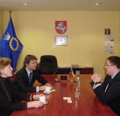 (Iš dešinės) Palangos meras Š.Vaitkus susitiko su susisiekimo viceministru A.Šliupu bei Palangos oro uosto direktore J.Jucevičiūte.