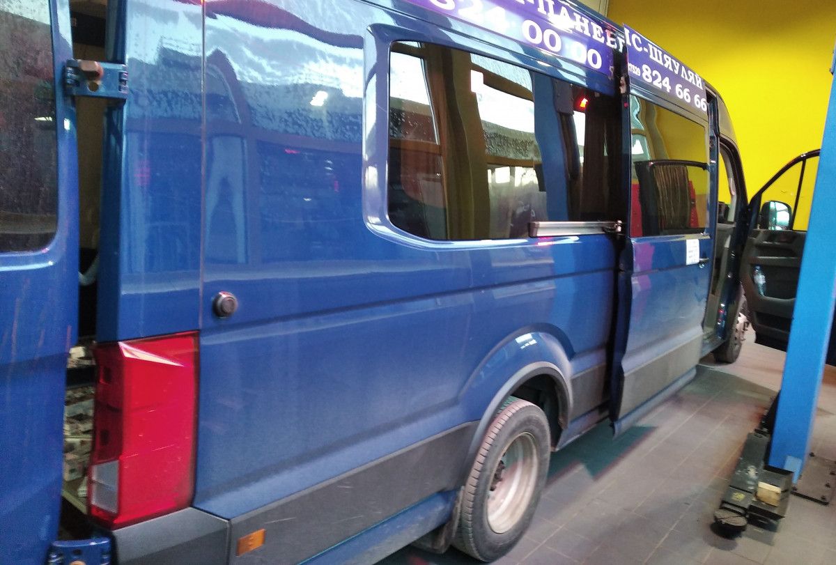 Darbininkus iš Baltarusijos į Lietuvą vežęs vairuotojas mikroautobusą buvo prikimšęs kontrabandinių cigarečių