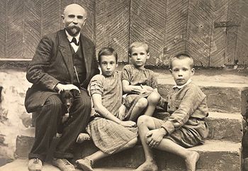 Vladas Grudzinskas savo namų kieme su vaikais, grįžusiais iš Rusijos: (iš kairės) Jadvyga, Magdalena ir Jonas. 1921 m. liepos mėn. J. Grudzinsko archyvo nuotr.