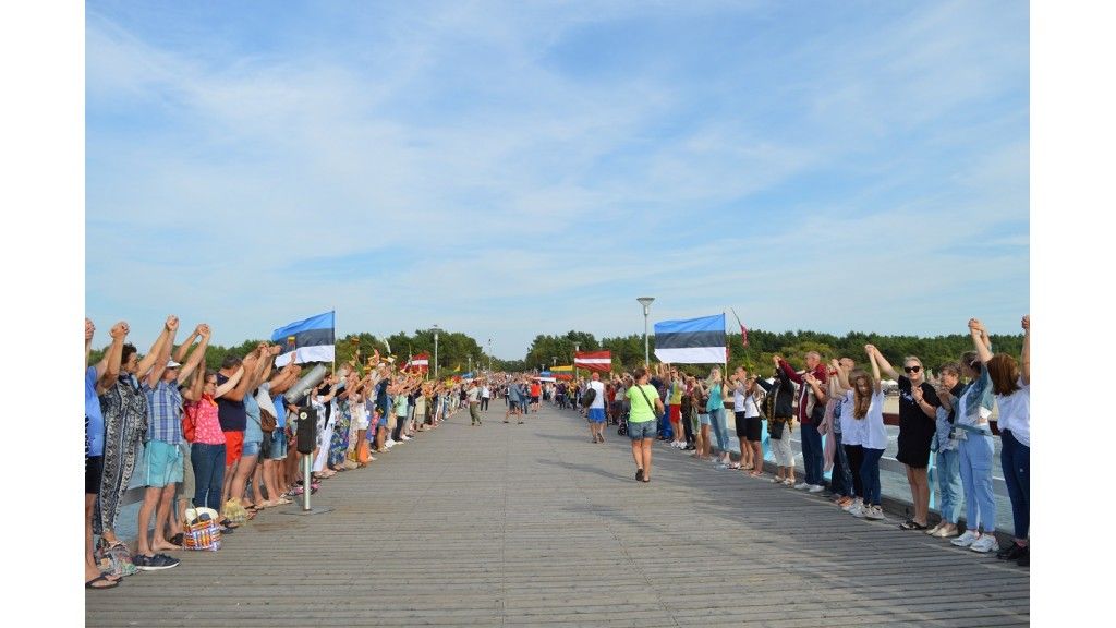 Palangiškiai ir kurorto svečiai džiugiai paminėjo Baltijos kelio 30-metį
