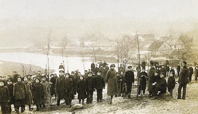 Kretingos progimnazijos mokiniai su mokytoja Margarita Gvildaite (stovi viduryje) medelių sodinimo talkoje prie Akmenos upės užtvankos. 1925 m. Alfonso Survilos nuotr. Autoriaus archyvas